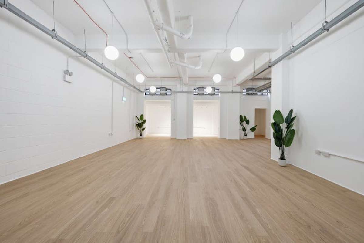 Retail/Shop in London - photo 2
