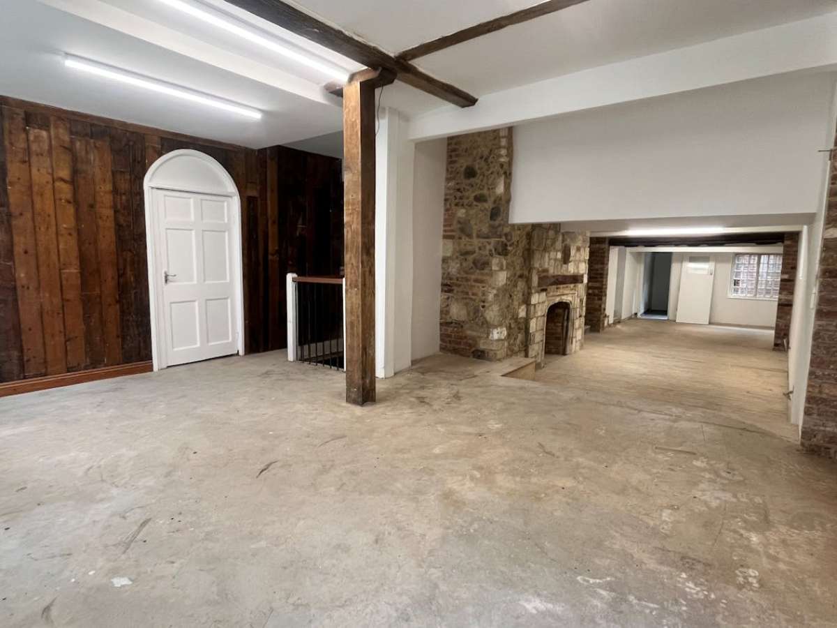 Retail/Shop in Winchester - photo 2